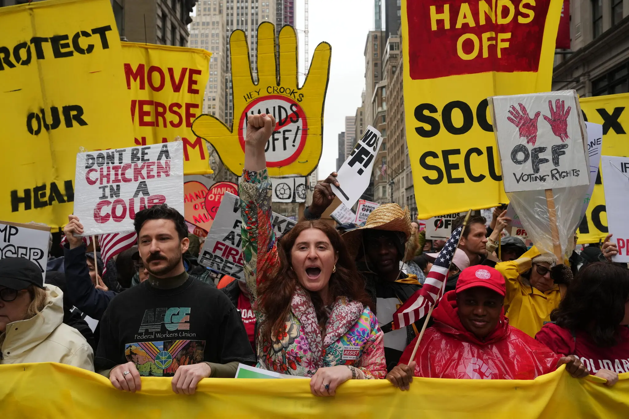 Протестувальники мітингують проти президента Трампа та Ілона Маска в суботу на Манхеттені.